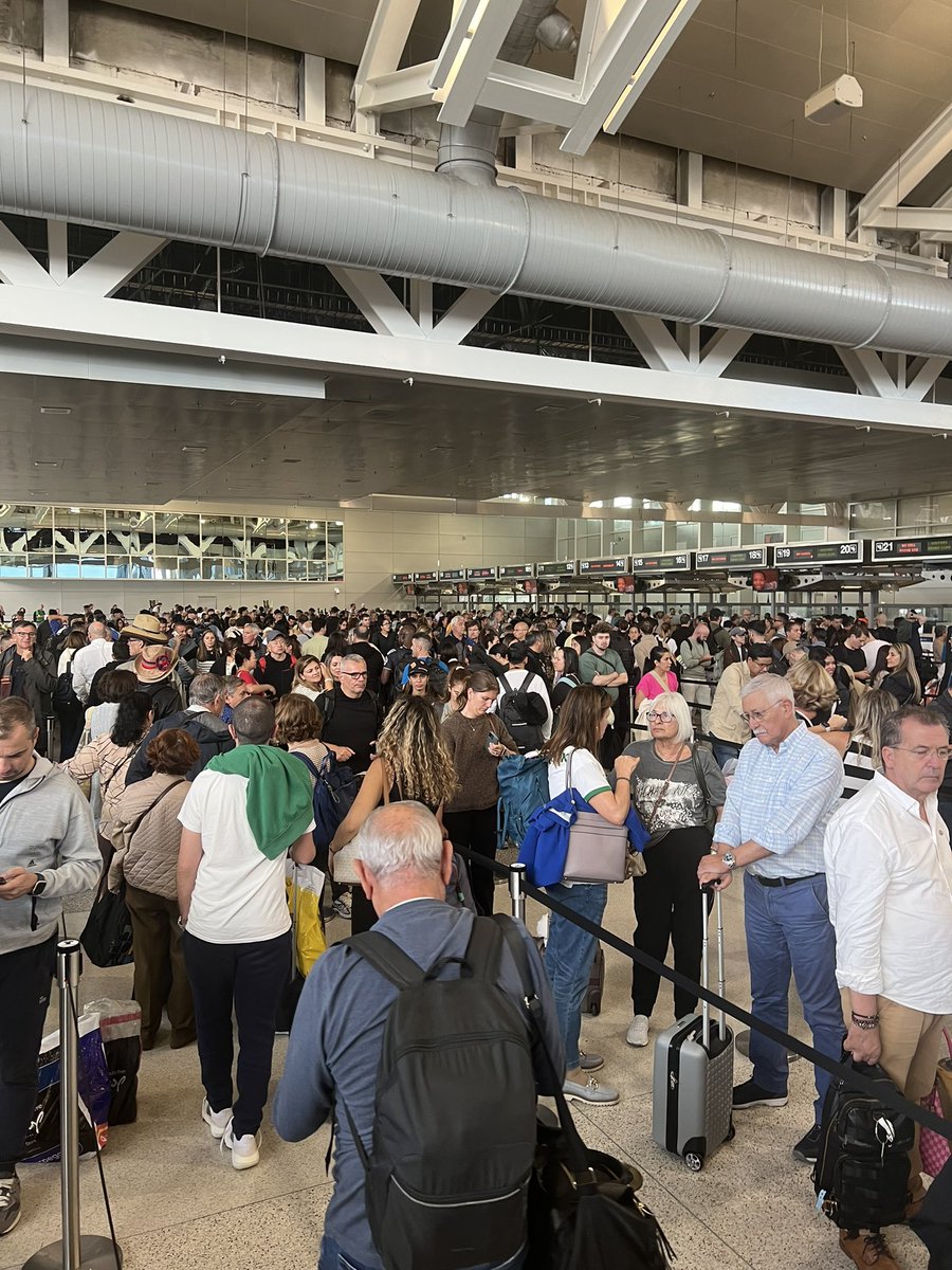 Just arrived <a href="/miamiairports/">Miami Airport</a> and the line looks worse then it is. Moving pretty quick. 1 hour for international arrivals should do it to get through customs. #miamiairport #USCustoms