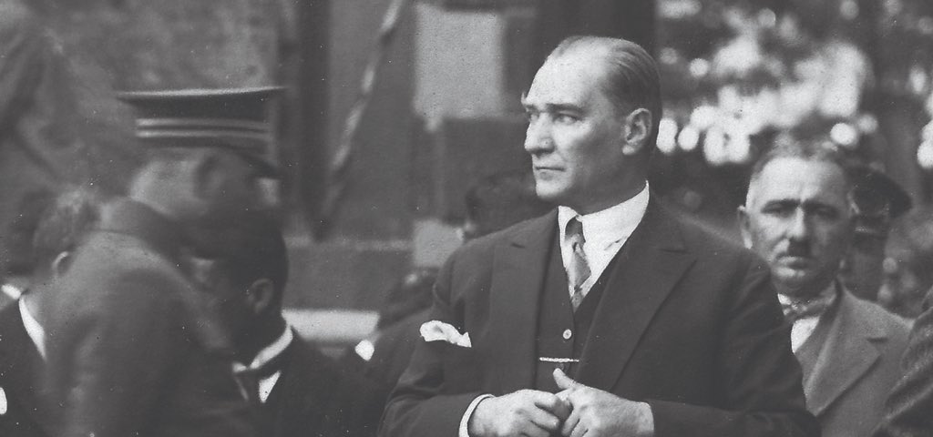 Şunu asla unutmayın ki, Türkiye cumhuriyeti, Atatürk’ün uzun yıllar içinde büyüttüğü öngörüsünün sonucudur.
O zamanki fikirlerin birçoğu içinde esaret barındırıyordu. Ülkeyi yöneten hanedan,  çoktan ülkeyi itilaf devletlerine teslim etmişti. Hiç kimse kurtuluşu ümit etmiyordu.