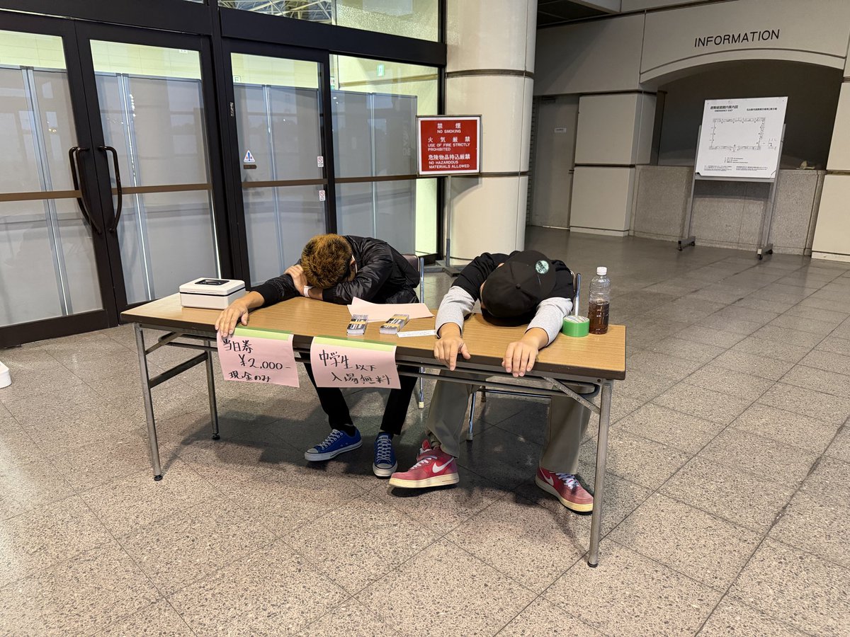 一般来場口は一度外に出ていただく形になります。

事前購入済みの方は左側、
当日券販売口は向かって右側でお買い求めください。

#BD2025