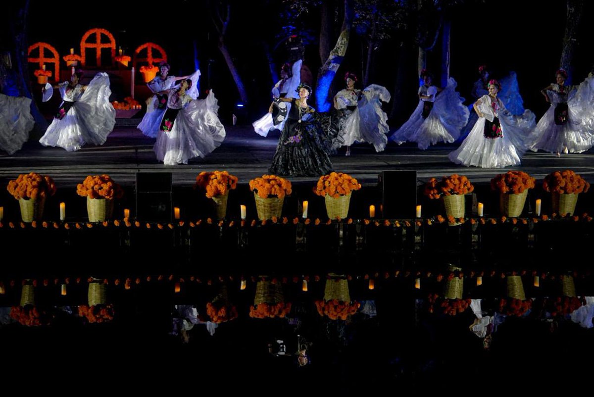 alefrausto's tweet image. El @BalletAmalia brindó la función más especial de todas en el escenario imponente que es #Chapultepec.

“La muerte está más viva que nunca” es un espectáculo único. Agradezco profundamente a Salvador López su generosidad para que cientos de #ColibríesViajeros disfrutaran esta