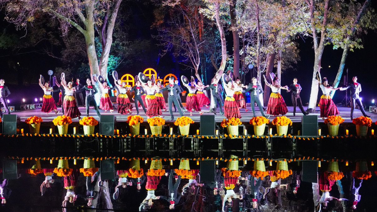 alefrausto's tweet image. El @BalletAmalia brindó la función más especial de todas en el escenario imponente que es #Chapultepec.

“La muerte está más viva que nunca” es un espectáculo único. Agradezco profundamente a Salvador López su generosidad para que cientos de #ColibríesViajeros disfrutaran esta