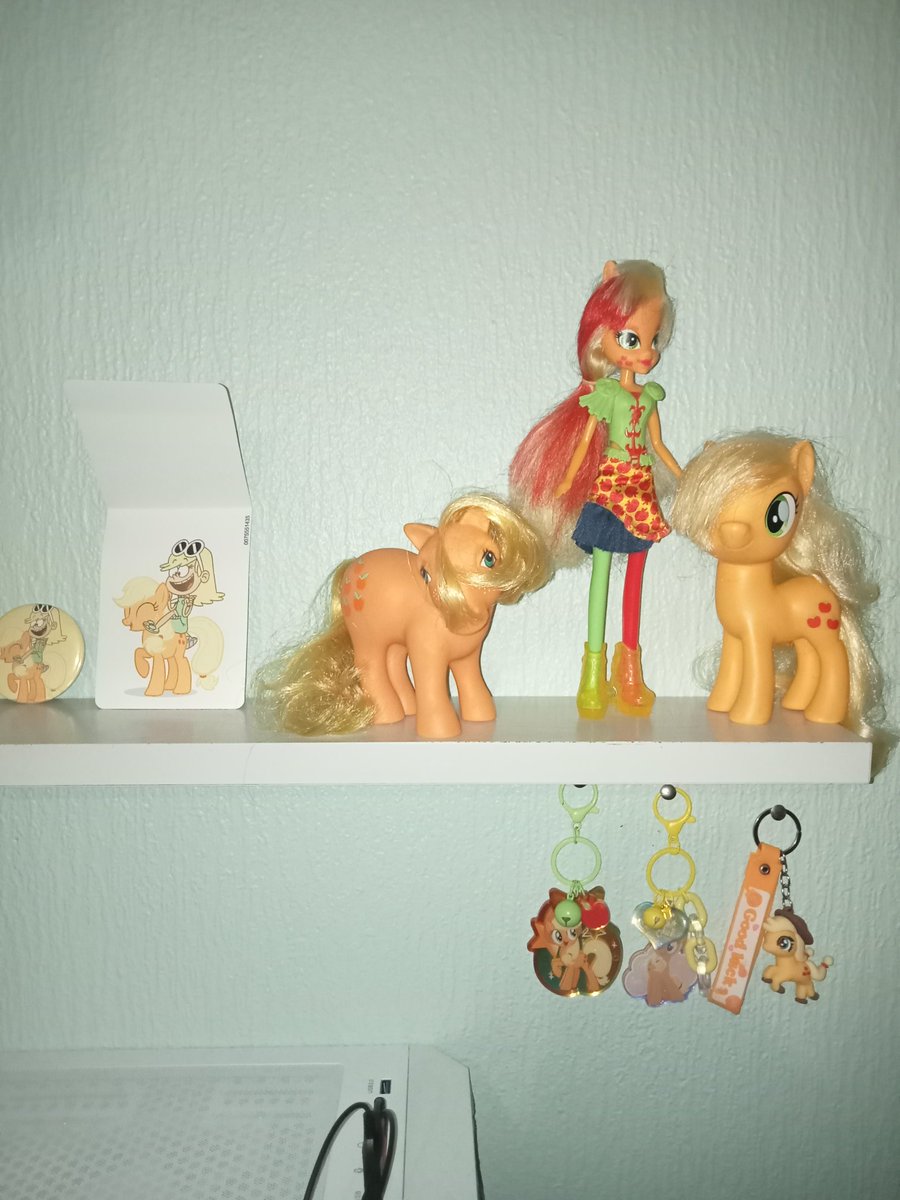 BreadMcBread's tweet photo. Start of an Applejack shrine ig lmao I'm gonna dig out everything else soon cause I have a lot more

#mlp #applejack https://t.co/bpSKHIr4Va