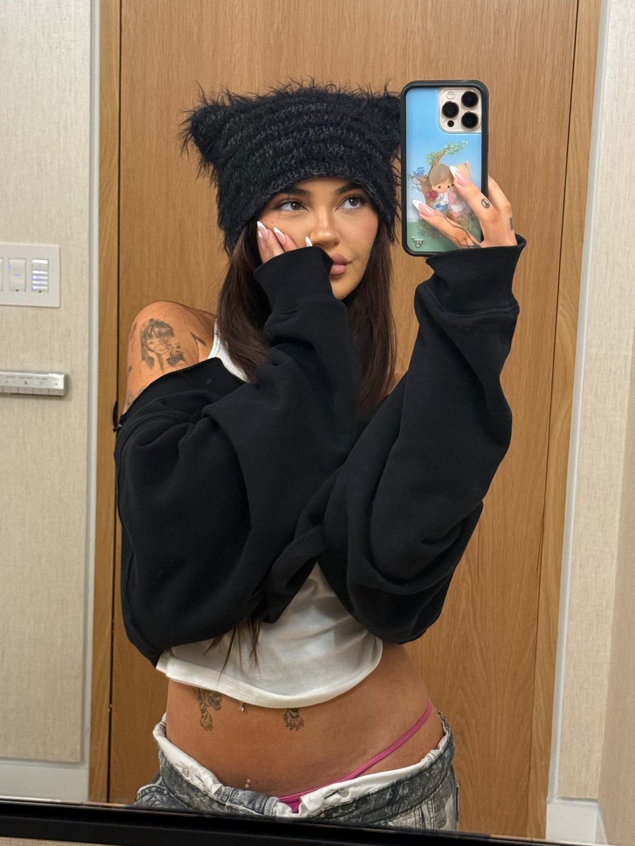 cyberlxna's tweet image. Fully clothed so you probably won’t say hi 😞