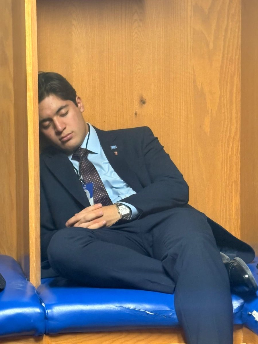SistemaMUN's tweet photo. Yo después de la inauguración #derrotado https://t.co/osk1Xt5dix