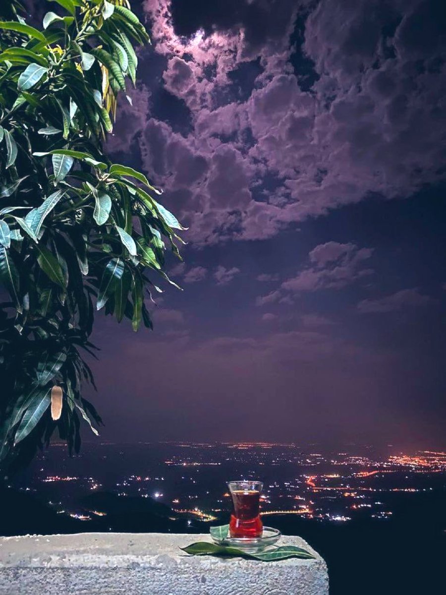 الليل كعادته ،،،،
ينصت بصمت لضجيج القلوب رغم إنتهاء  الحكاية ...🥀🥀