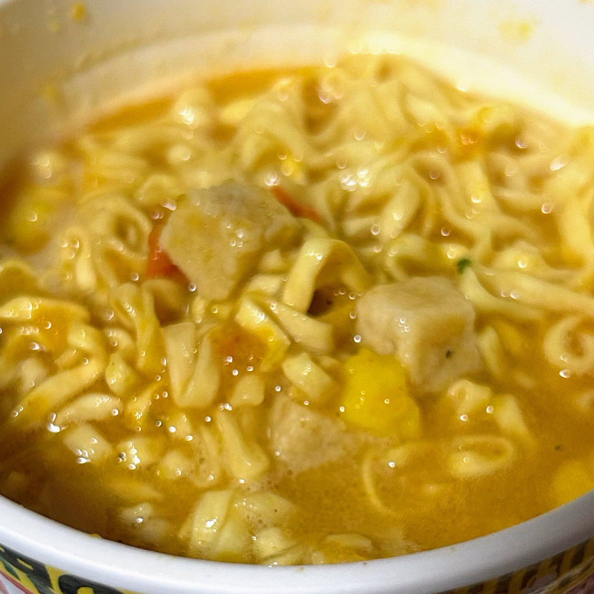 主、ペルーの名物料理アヒ・デ・ガジーナ風チキンのクリーム煮込み味カップヌードルですよ　黄色いですね　#食欲テロ #カップ麺