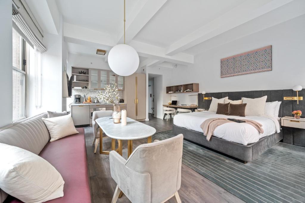 SecretRedPhoto's tweet image. Available in NYC from Nov 19-21. If you want to shoot let me know ASAP, last change before I leave back to the UK.

I also have a location which can be used for shooting or you can provide your own.