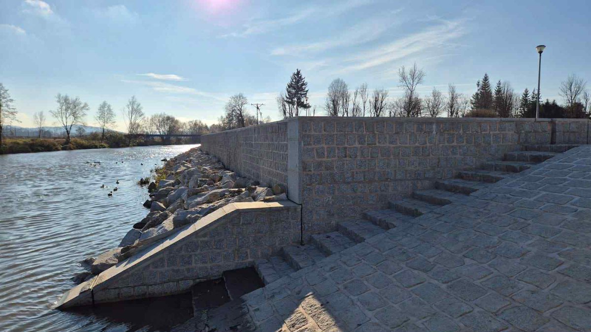 RZGWWroclaw's tweet image. W ramach Projektu Ochrony Przeciwpowodziowej w Dorzeczu Odry i Wisły realizujemy komponent „Ochrona przeciwpowodziowa Kotliny Kłodzkiej”. #StopPowodzi

🚧 W Kłodzku przeprowadzono m.in. reprofilację murów brzegowych i budowę nowych murów z okładziną kamienną.