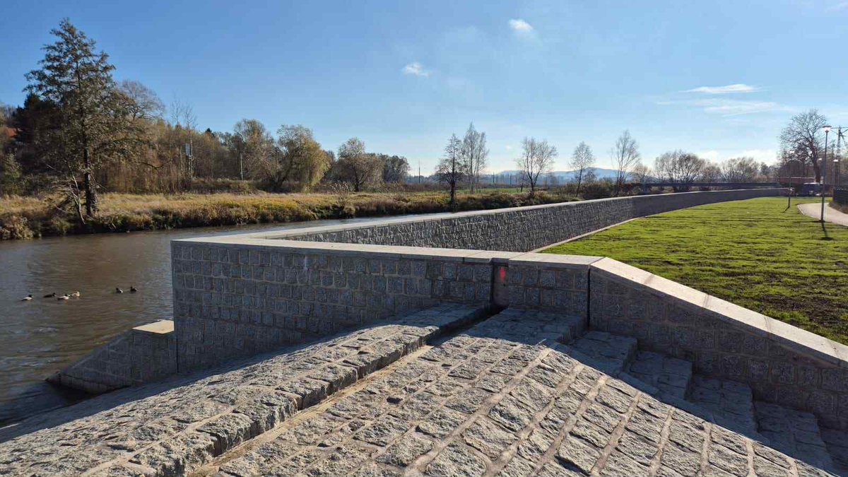 RZGWWroclaw's tweet image. W ramach Projektu Ochrony Przeciwpowodziowej w Dorzeczu Odry i Wisły realizujemy komponent „Ochrona przeciwpowodziowa Kotliny Kłodzkiej”. #StopPowodzi

🚧 W Kłodzku przeprowadzono m.in. reprofilację murów brzegowych i budowę nowych murów z okładziną kamienną.