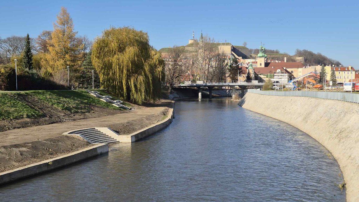 RZGWWroclaw's tweet image. W ramach Projektu Ochrony Przeciwpowodziowej w Dorzeczu Odry i Wisły realizujemy komponent „Ochrona przeciwpowodziowa Kotliny Kłodzkiej”. #StopPowodzi

🚧 W Kłodzku przeprowadzono m.in. reprofilację murów brzegowych i budowę nowych murów z okładziną kamienną.