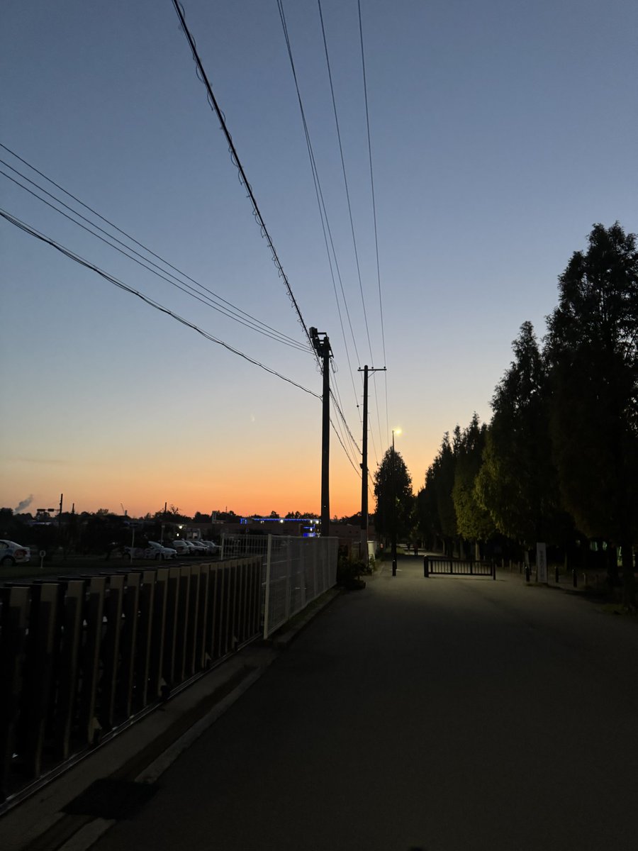 背筋を伸ばして深呼吸して
ポジティブなエネルギーで1日をスタートする

「空を見上げる」

そういえば
子どものとき以来してなかったなと

大阪も良い景色ある
景色や空気を感じながら生きるって最高

動画編集を起点に旅して
もっといろんな景色を見に行く人生にしよう