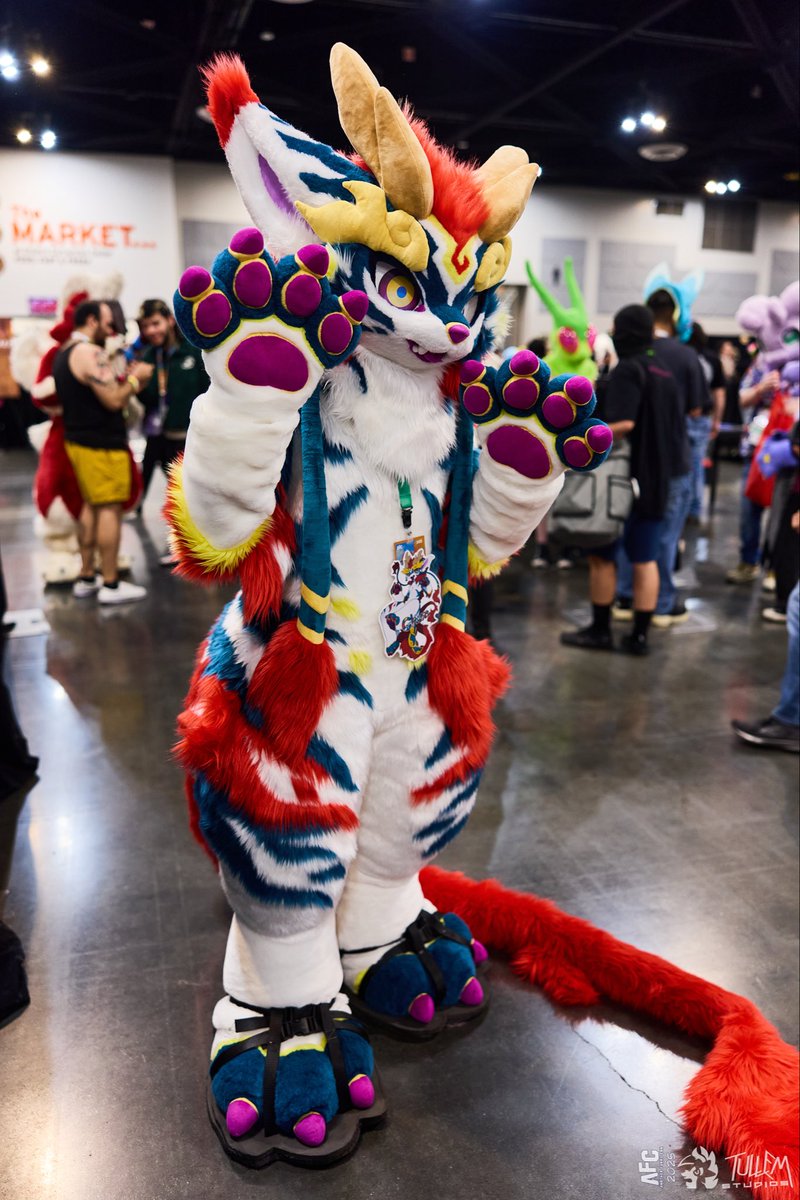 How you’ll see me at pawcon today ❤️

I’ll see ya around to take pics and chat :3

📸: <a href="/tullembrat/">Tullem 🔜 NFC</a>