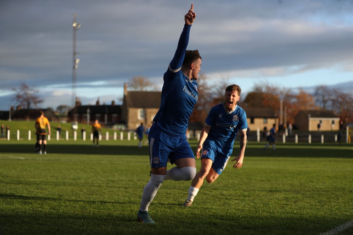 RamsbottomUtd's tweet image. 𝗖𝗥𝗢𝗢𝗞 𝗧𝗢𝗪𝗡 𝟬-𝟰 𝗥𝗔𝗠𝗦𝗕𝗢𝗧𝗧𝗢𝗠 𝗨𝗡𝗜𝗧𝗘𝗗
𝘐𝘴𝘶𝘻𝘶 𝘍𝘈 𝘝𝘢𝘴𝘦 𝘚𝘦𝘤𝘰𝘯𝘥 𝘙𝘰𝘶𝘯𝘥

First half braces from Jacob Holland-Wilkinson and Matt Dudley, his first a freak affair from a goalie clearance that smacked him in the face before going in off the…