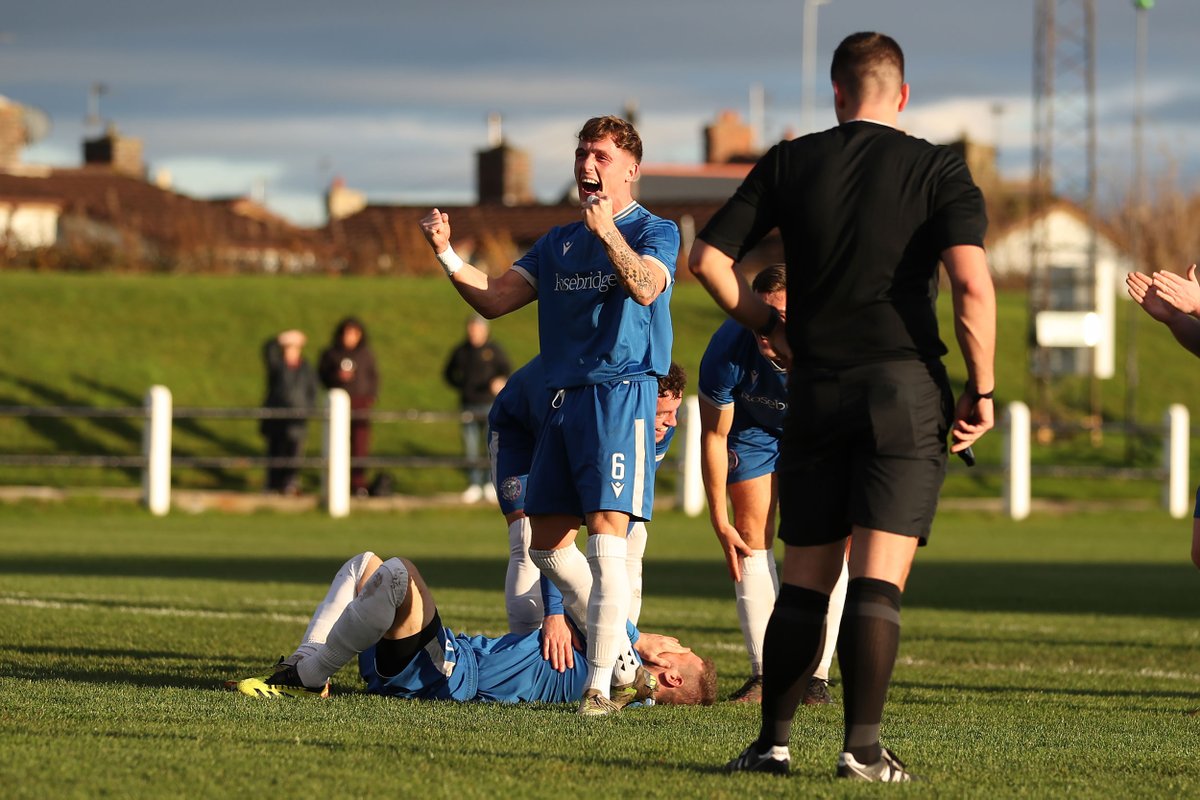 RamsbottomUtd's tweet image. 𝗖𝗥𝗢𝗢𝗞 𝗧𝗢𝗪𝗡 𝟬-𝟰 𝗥𝗔𝗠𝗦𝗕𝗢𝗧𝗧𝗢𝗠 𝗨𝗡𝗜𝗧𝗘𝗗
𝘐𝘴𝘶𝘻𝘶 𝘍𝘈 𝘝𝘢𝘴𝘦 𝘚𝘦𝘤𝘰𝘯𝘥 𝘙𝘰𝘶𝘯𝘥

First half braces from Jacob Holland-Wilkinson and Matt Dudley, his first a freak affair from a goalie clearance that smacked him in the face before going in off the…