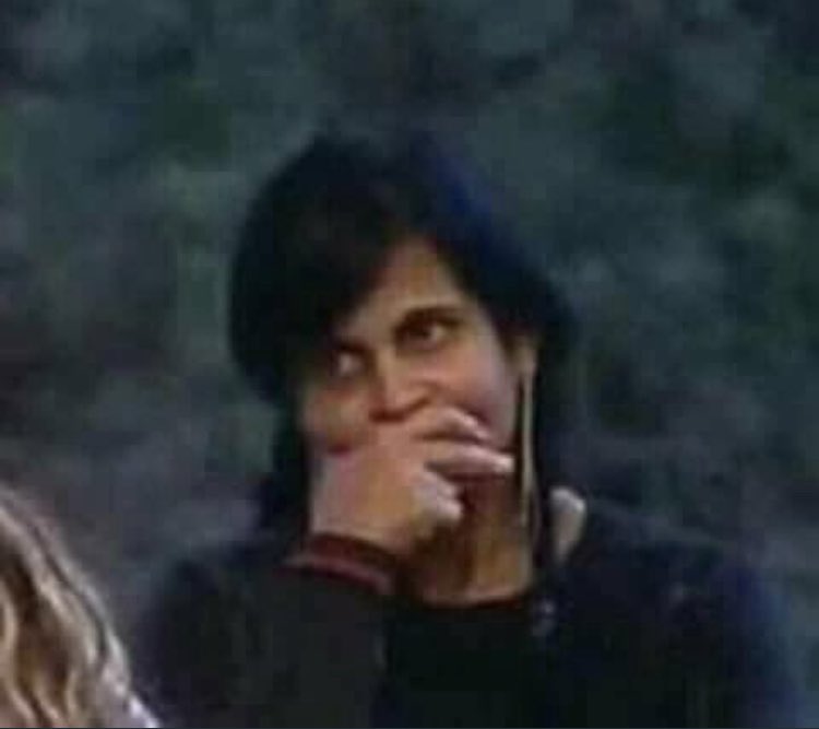 zendayaxphoria's tweet image. ai nao aguento essas roupas da flora muito inimiga da moda tadinha