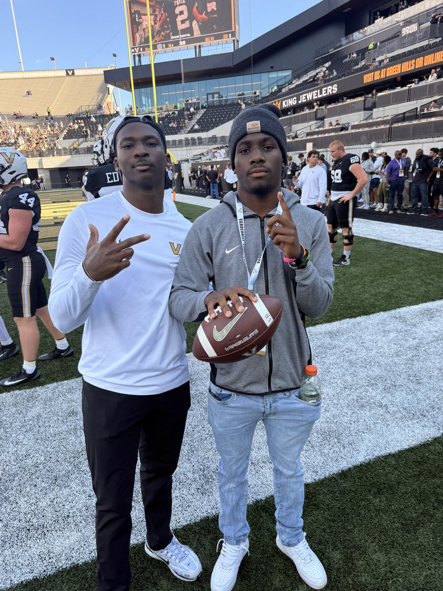 TiftFootball's tweet image. 💙🏈 Blue Devil Nation 🏈💙

Dai’jon Hayes headed north to NashVegas today and had an incredible visit at @VandyFootball ! The experience was top-tier, and there’s no doubt this is just the first of many big-time opportunities coming his way!

Proud of you, Dai’jon — keep…