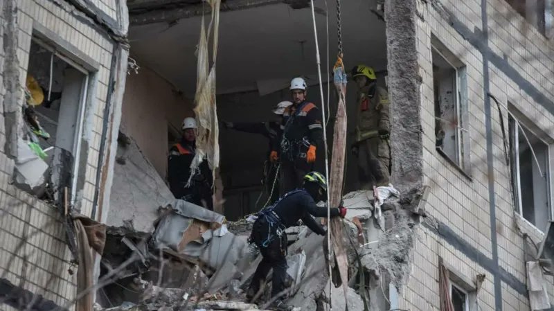 hani_pedia's tweet photo. At least six people have died after Russia launched hundreds of missile and drone attacks on energy infrastructure and residential targets in Ukraine.
A strike on an apartment building in the city of Dnipro killed two people and wounded 12, while three died in Zaporizhzhia. https://t.co/LB5Mm8SRvx