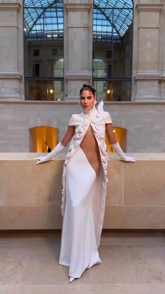 opinandodiario's tweet image. Ariadna en la noche más artística de París en 2023. ✨

🎨 Lancôme X Louvre Celebrate Limited Collection

La belleza es un arte vivo. El Museo del Louvre fue el escenario perfecto para esta colaboración histórica. ¡Qué experiencia!

#LancomeXLouvre #Paris #AriadnaGutiérrez