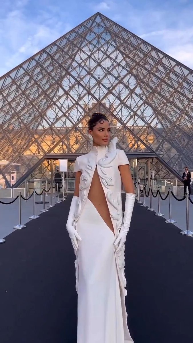 opinandodiario's tweet image. Ariadna en la noche más artística de París en 2023. ✨

🎨 Lancôme X Louvre Celebrate Limited Collection

La belleza es un arte vivo. El Museo del Louvre fue el escenario perfecto para esta colaboración histórica. ¡Qué experiencia!

#LancomeXLouvre #Paris #AriadnaGutiérrez