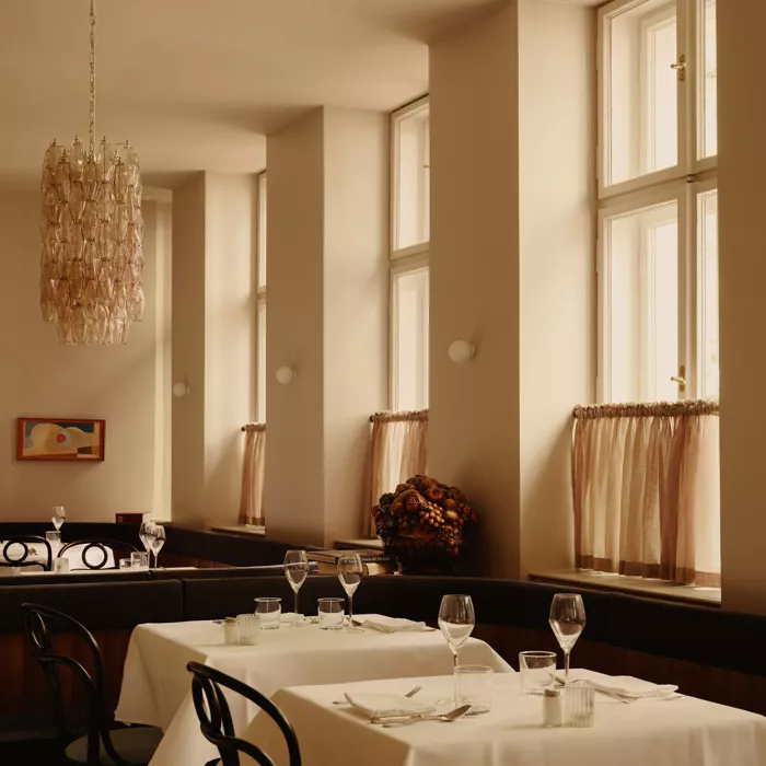gagasourcelgs's tweet photo. Garçonete de restaurante italiano em Berlim relata como foi atender Lady Gaga e Michael Polansky em jantar discreto. 🩷

"Eu trabalho no Bardele há anos e já vi muitos clientes famosos por aqui, mas o jantar de Lady Gaga e Michael Polansky foi, sem dúvida, uma experiência única. Eles chegaram de forma discreta, sem alarde, mas, de alguma forma, todos no restaurante sabiam quem eram. Mesmo assim, o ambiente se manteve super tranquilo.

Eles ficaram por cerca de 3 horas. A Lady Gaga é uma pessoa incrível, super atenciosa e gentil com a equipe. Ela não se comportou como uma celebridade distante, sabe? Pelo contrário, foi super humana. O Michael também era muito educado e respeitoso. Eles estavam claramente em um momento especial a dois, mas sempre com um carinho genuíno com todo mundo ao redor.

O mais impressionante foi a gorjeta. Ela deixou uma gorjeta 5 vezes maior do que o valor da conta. Não foi só o dinheiro, mas o gesto. E mais incrível ainda foi o bilhete que ela escreveu à mão para o chef e para a equipe de cozinha. Ela falou que a comida ali a fez lembrar da infância dela. Isso me tocou muito, porque, sabe, muitas estrelas simplesmente não têm esse tipo de gesto de carinho, e ela fez questão de expressar sua gratidão de forma pessoal.

Apesar de entrarem discretamente, durante o jantar foi impossível não notar a energia positiva entre os dois. O clima estava muito romântico, leve, e parecia que estavam em um mundo só deles. Mas, ao mesmo tempo, eles não se isolaram. Ficaram no hall junto aos outros clientes e estavam totalmente à vontade, como se fossem pessoas comuns, o que, claro, os fez ainda mais especiais.

Ah, e teve mais uma coisa que me encantou. Ela se lembrou do meu nome e até comentou sobre minha origem italiana porque ela também vem de família italiana. Foi uma coisa tão simples, mas tão genuína. Em meio a toda a fama, ela não perdeu essa conexão com as pessoas ao redor. Fiquei realmente impressionada com a finesse dela."
