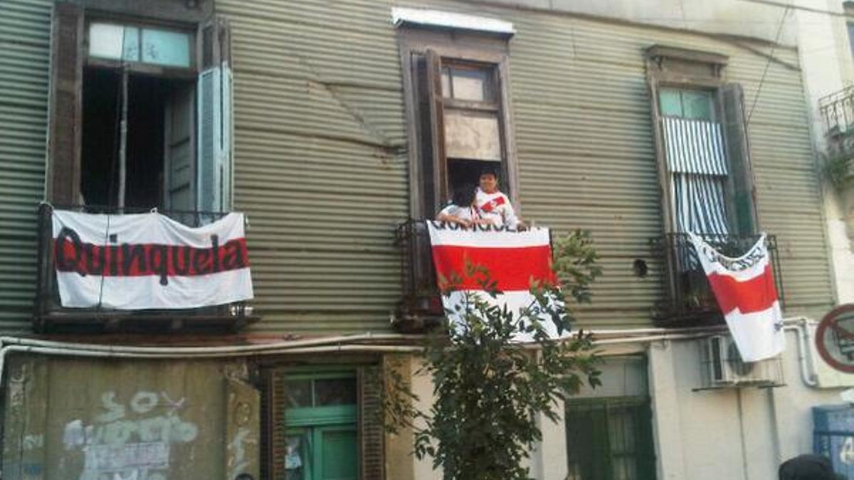La boca siempre fue de River. Las calles aledañas  desde 1920s estuvieron pobladas por italianos hinchas de River Plate, club pionero del barrio, por lo que la simpatía de estos rápidamente se decantó por el  Millonario.
Íbamos, copabamos y nos ibamos. Otro fútbol. Visitantes.
