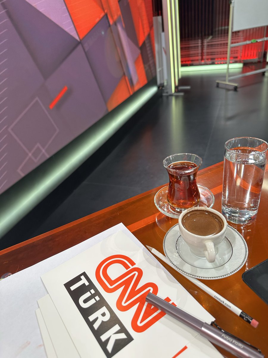 Evet hepsini aynı anda içiyorum!
Evet sonra sabaha kadar uyuyamıyorum🤣
Başlıyoruz, haydi gelin🙋‍♀️ 
#CNNTÜRKMASASI 💫