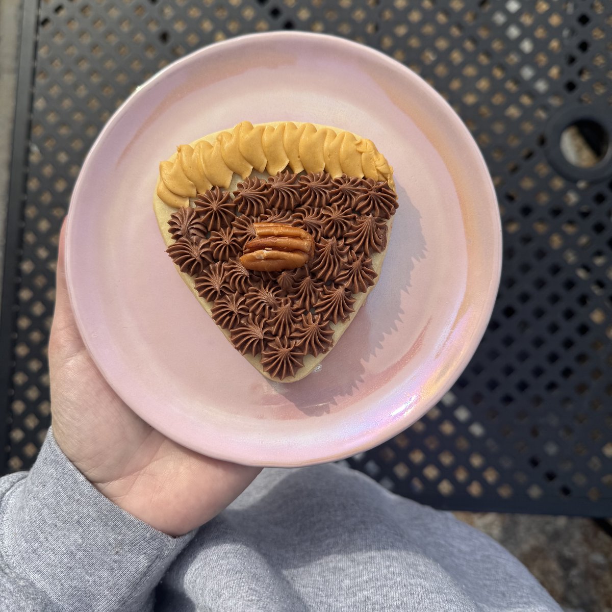 HelferPastries's tweet photo. ‘Tis the season for pecan pie…or pecan pie cookies!! 
We’ve got you covered for both this holiday season!
📞 314-837-6050 to get your holiday orders placed. Thanksgiving ordering open through Monday the 24th

#pastries #cookies #cakes #pies
#familyowned #helferspastries https://t.co/ma4l3c71HH