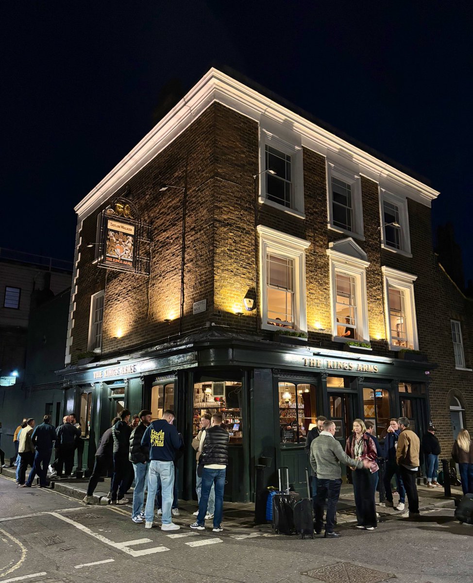 LondonPubMap's tweet image. The Kings Arms in Waterloo. Today’s last pub is one of the most atmospheric places in London to have a pint. Great location, superb if a little pricey Guinness, a must visit London Pub.
#kingsarms #waterloo