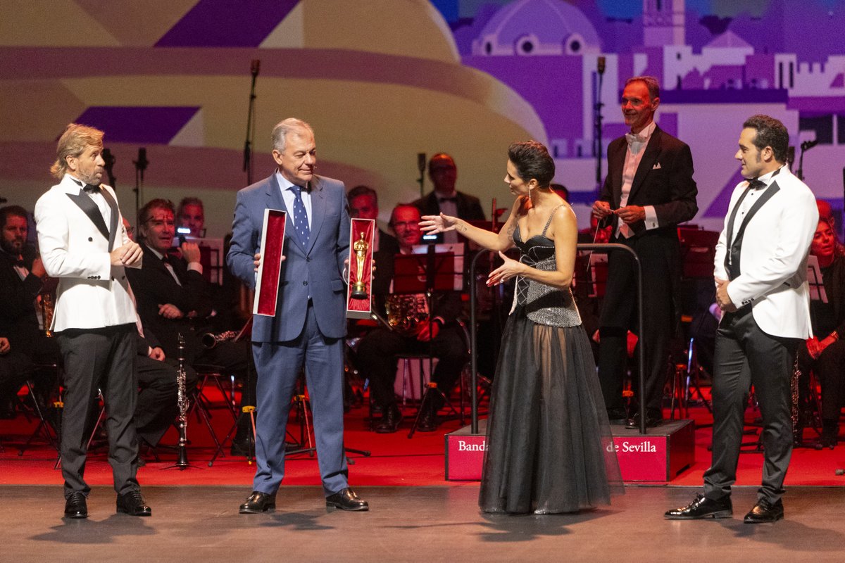 festivalsevilla's tweet photo. Alfonso Sánchez @mundoficcion y Alberto López #LosCompadres, con su habitual sentido del humor, convirtieron la primera noche del Festival de Sevilla en el @CartujaCenter en una celebración en la que el cine andaluz y la música fueron los grandes protagonistas. https://t.co/We2bKTcARO