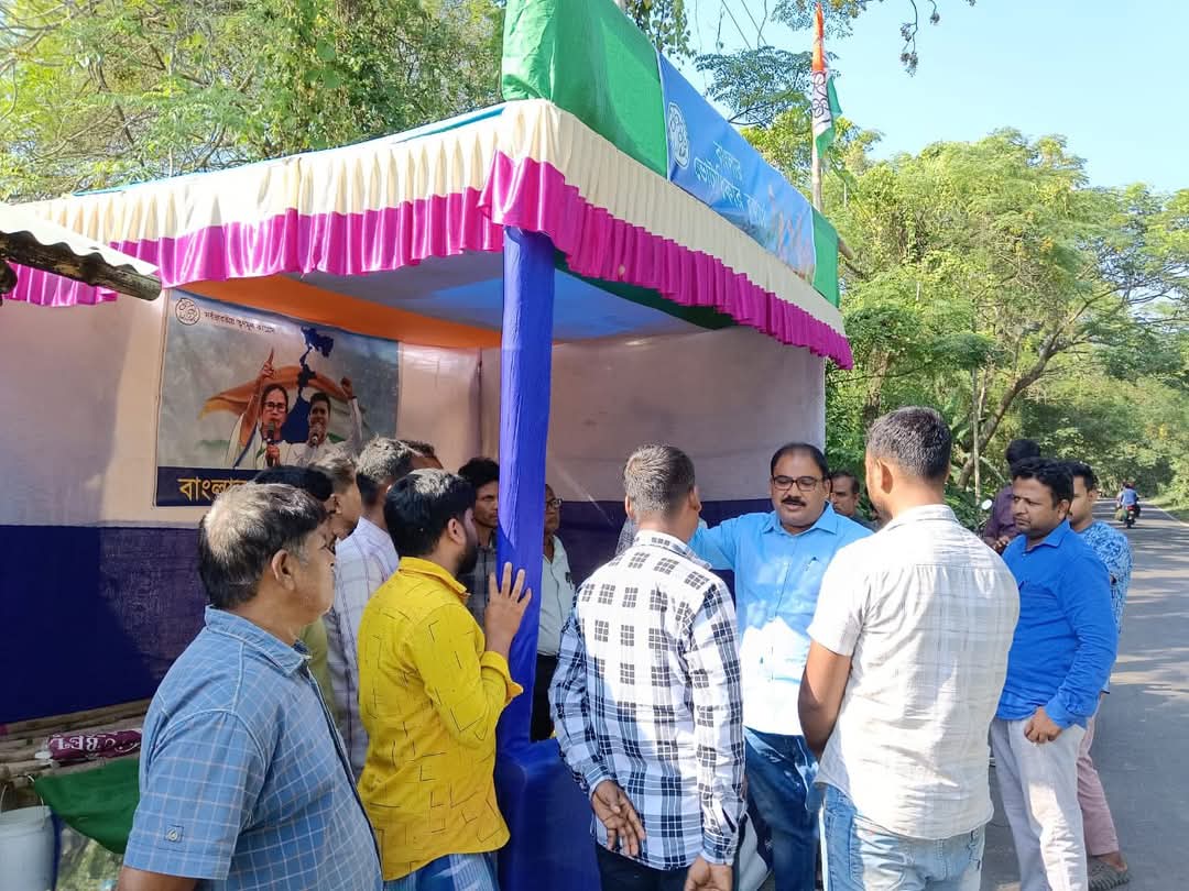 SukantaPaulAITC's tweet image. সর্বভারতীয় তৃণমূল কংগ্রেসের সাধারণ সম্পাদক মাননীয় অভিষেক বন্দ্যোপাধ্যায়ের নির্দেশে বাংলার প্রতিটি বৈধ ভোটারের ভোটাধিকার সুনিশ্চিত করতে আমরা অঙ্গীকারবদ্ধ। সেই লক্ষ্যেই আমতা কেন্দ্রের বিভিন্ন অঞ্চলে চলছে বাংলার ভোট রক্ষা শিবির।
আজ ঝামটিয়া অঞ্চলে আয়োজিত শিবির পরিদর্শন করলাম।