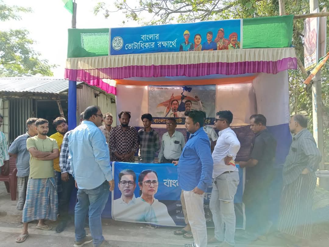 SukantaPaulAITC's tweet image. সর্বভারতীয় তৃণমূল কংগ্রেসের সাধারণ সম্পাদক মাননীয় অভিষেক বন্দ্যোপাধ্যায়ের নির্দেশে বাংলার প্রতিটি বৈধ ভোটারের ভোটাধিকার সুনিশ্চিত করতে আমরা অঙ্গীকারবদ্ধ। সেই লক্ষ্যেই আমতা কেন্দ্রের বিভিন্ন অঞ্চলে চলছে বাংলার ভোট রক্ষা শিবির।
আজ ঝামটিয়া অঞ্চলে আয়োজিত শিবির পরিদর্শন করলাম।