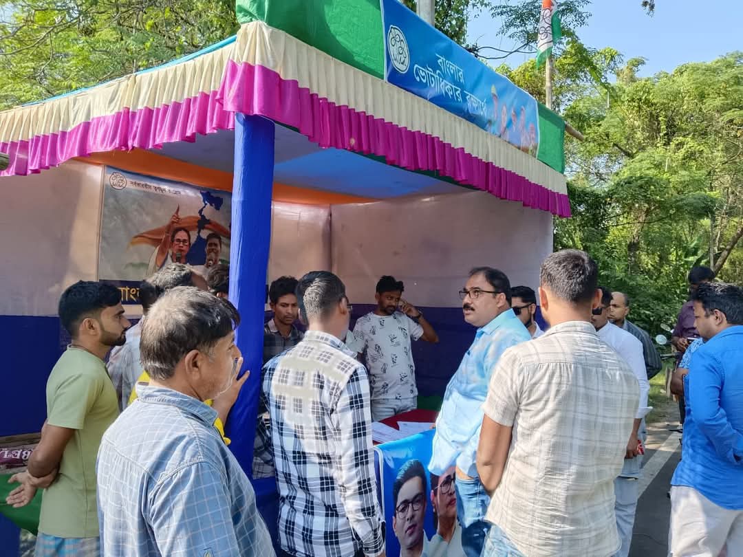 SukantaPaulAITC's tweet image. সর্বভারতীয় তৃণমূল কংগ্রেসের সাধারণ সম্পাদক মাননীয় অভিষেক বন্দ্যোপাধ্যায়ের নির্দেশে বাংলার প্রতিটি বৈধ ভোটারের ভোটাধিকার সুনিশ্চিত করতে আমরা অঙ্গীকারবদ্ধ। সেই লক্ষ্যেই আমতা কেন্দ্রের বিভিন্ন অঞ্চলে চলছে বাংলার ভোট রক্ষা শিবির।
আজ ঝামটিয়া অঞ্চলে আয়োজিত শিবির পরিদর্শন করলাম।