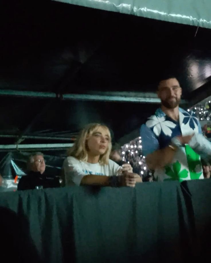 ¿Están más cerca de la estatura de Sabrina Carpenter, de Taylor Swift o de Travis Kelce?

Sabrina 1.52

Taylor Swift 1.78

Travis Kelce 1.96