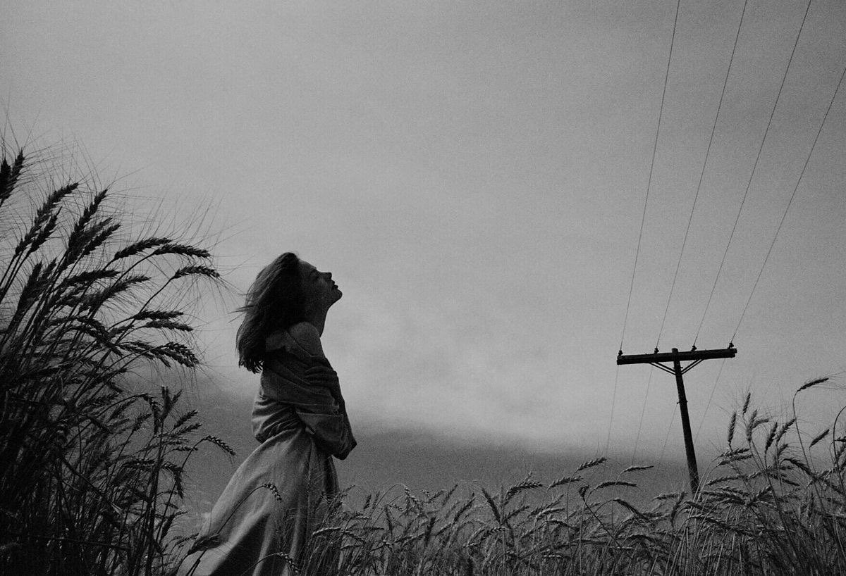 أن هناك ما هو أسوأ من العيش بين جدران أربعة مهما كانت المساحة ضيقة، فالممرات التي لا نهاية لها أسوأ بكثير، إذ إنها تغريك بالحركة وتدفعك للعمل حتى تهلك وأنت تطارد نهاية لن تصلها مطلقًا.

- من رواية قلوب قاتلة لحامد الشريف.