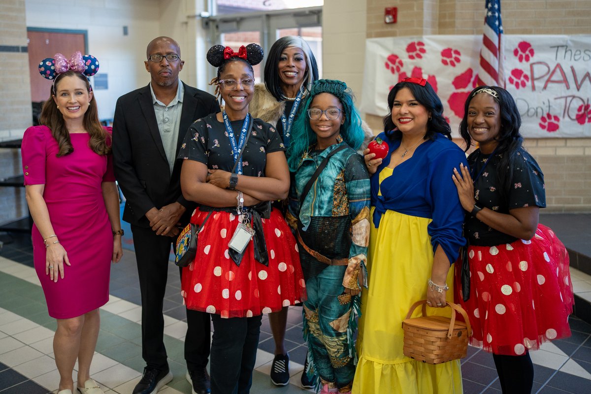SpringISD's tweet image. ICYMI: Three big wins this week—
• Heritage Elementary: Teacher celebrating her student&apos;s outstanding work.
• Reynolds Elementary: Ribbon cutting = new learning spaces.
• Claughton Middle: Free books via Disney’s Magic of Storytelling! 📚
@SISD_CoA #SpringISD