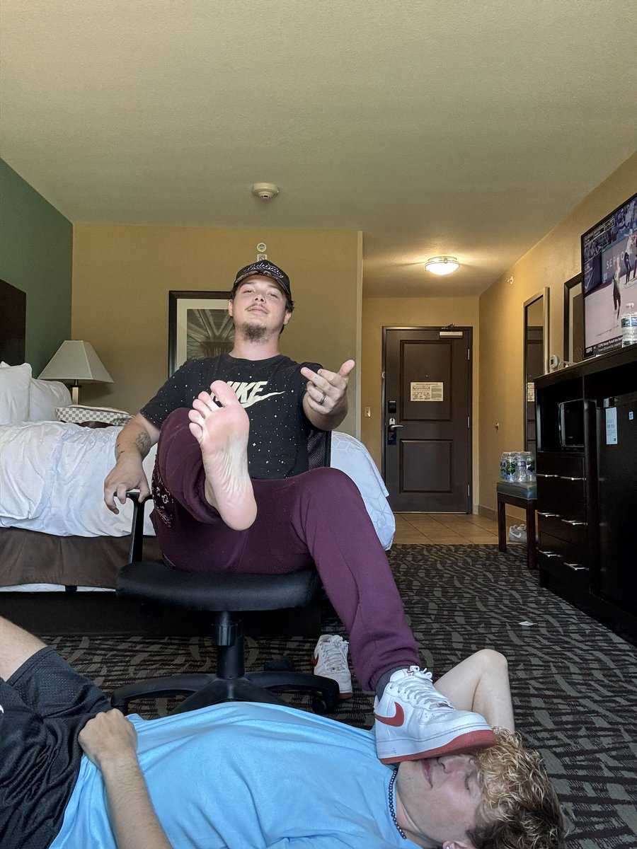 Bye #FinDom 

DEACTIVATING ACCOUNT TONIGHT AT 9PM

#findom #findomfelloff #feet #socks #byefindom