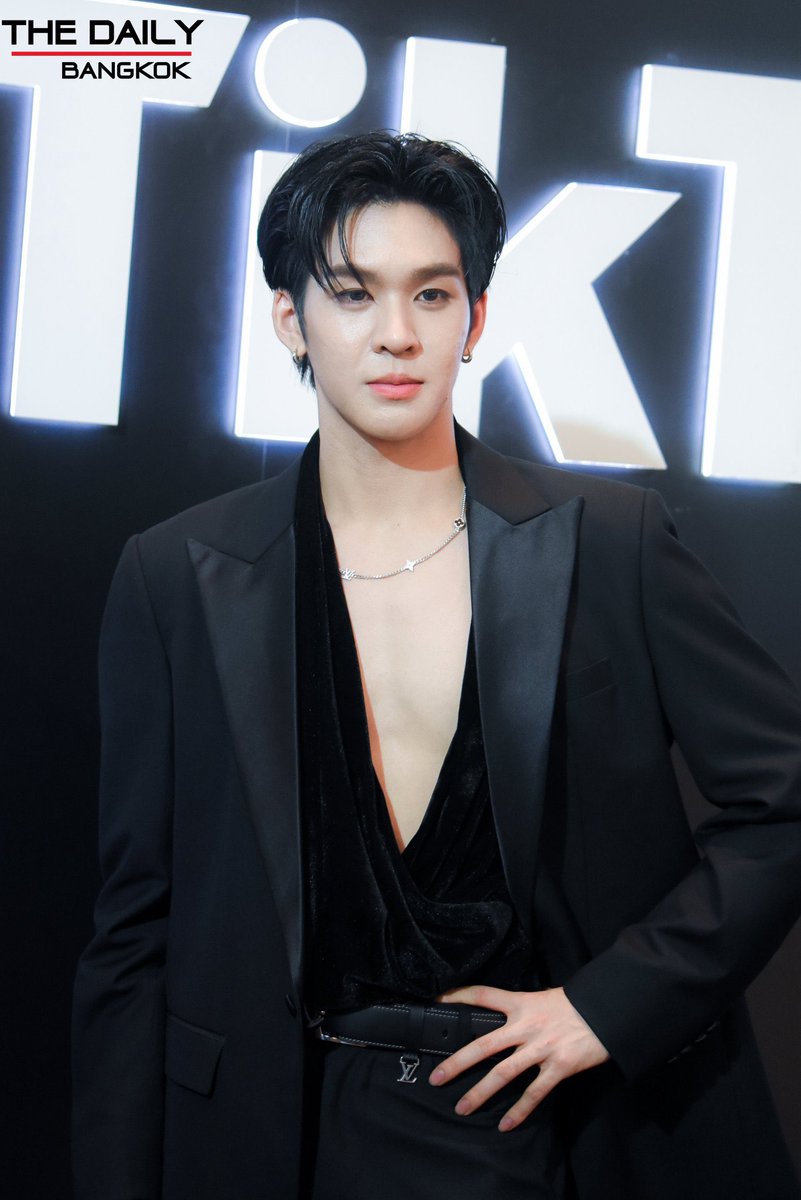 ลำบากท้าวเอวทั้งงานอีก เพราะจะโชว์เข็มขัด เหลือจะเชื่อ