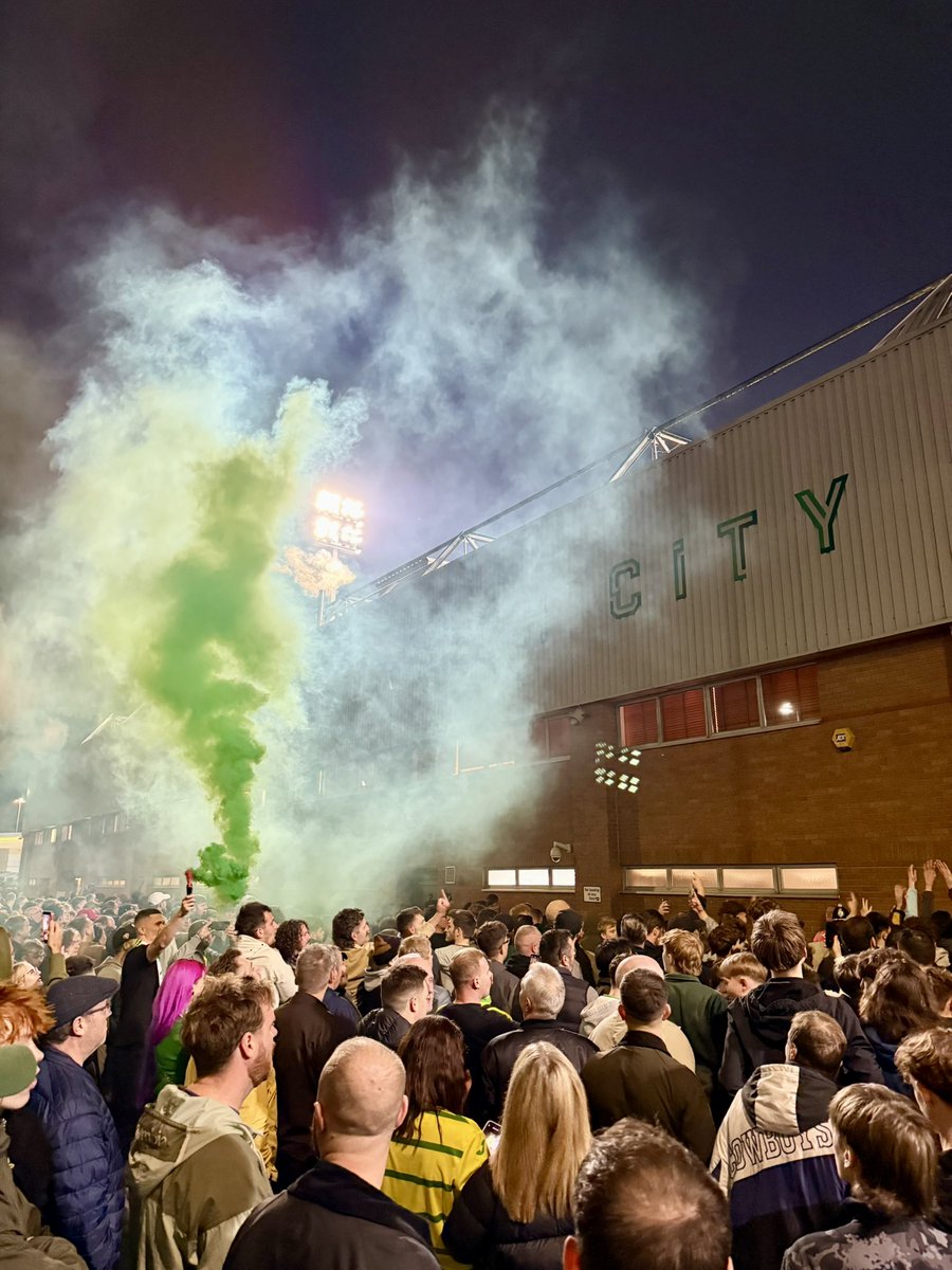 😡 Protests get larger after Norwich City lose their EIGHTH home game in a row. 

#NCFC