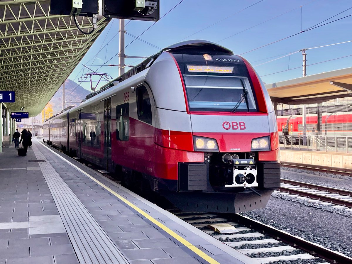 AndreasWiede's tweet photo. Earlier this week at #Villach 🇦🇹: an #ÖBB Class 4746 #Siemens #DesiroML suburban unit in #InterRegio configuration, for future medium distance services, with a #SnackZone space and some seats labelled first class, yet being identical to 2nd class, leaving aside the seat covers. https://t.co/9ZHBkfzj9g