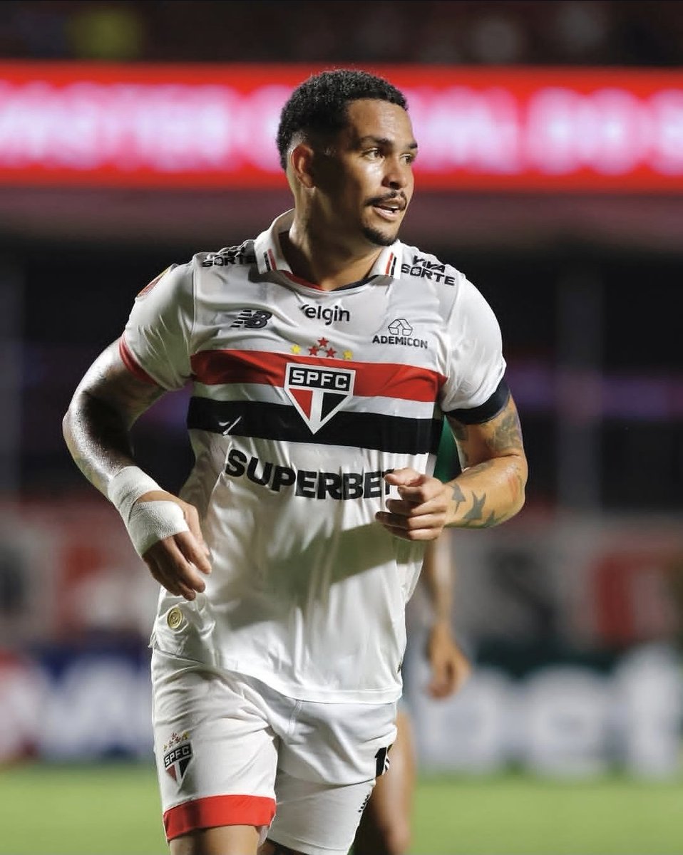 somosaopaulinos's tweet photo. Felipe Melo, no Seleção SporTV, afirma que Luciano é ídolo do São Paulo:

"Esse negócio de sentar na mesa (com Raí ou Rogério)... é ídolo ou não. Claro que é ídolo. O São Paulo nunca tinha vencido uma Copa do Brasil. Ganhou com o Luciano indo muito bem. Tem mais de 100 gols pelo clube. Bem ou mal, sempre tá jogando. É ídolo histórico do clube. A gente pode debater níveis de ídolos, mas é um ídolo."

📸 Reprodução | São Paulo FC