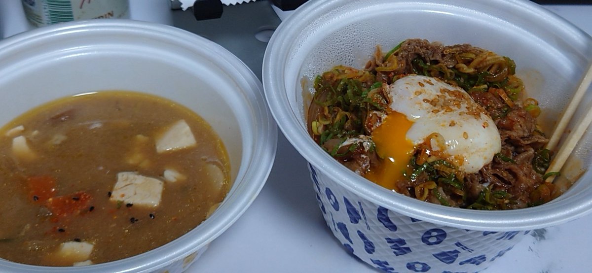 barnysosKyf's tweet photo. #松屋最高

まつやコラボ生放送を食べながら見たくて
買ってたべました！
はじめてネギから食べたけどおいしい！
みんなのセットメニューたべてくぞー！

普段のドズル社メンバーの会話でも度々まつやトークしてたからコラボ嬉しいな https://t.co/1nMMZiR21Z