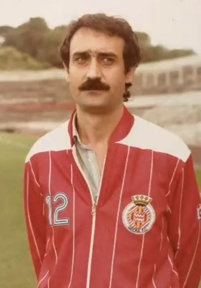 MateosPoch's tweet image. Dol també per la mort de Joan Gelada, que fou entrenador del juvenil del @GironaFC i 2on entrenador del 1er equip, amb Alfons Muñoz al club
Joan Gelada, a Montilivi, i amb la plantilla (1985)
Gelada, al fons de la foto, amb Alfons Muñoz, Jordi Geli, Luis Costa i Pepín Lara

ACS🕯️