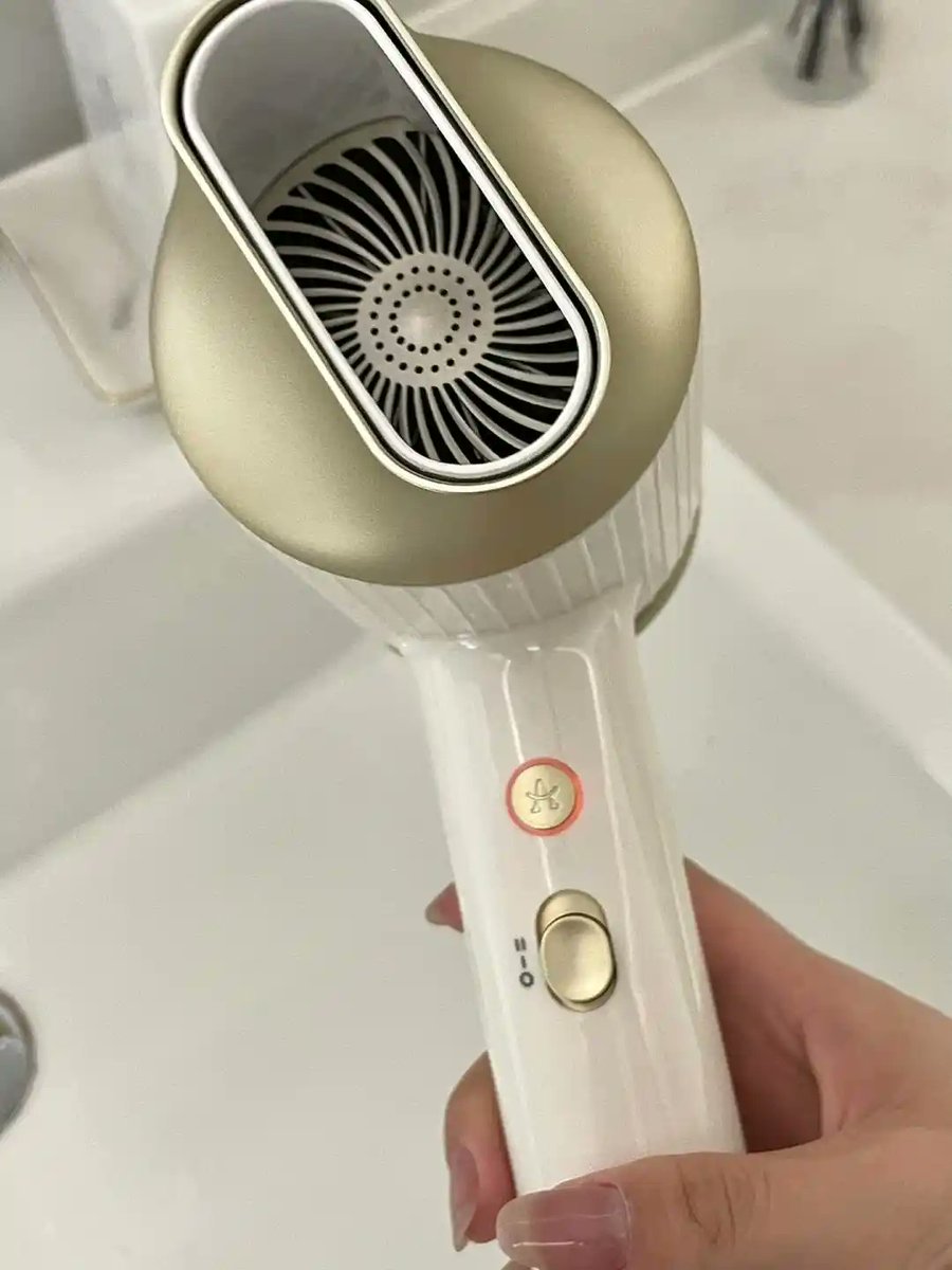 clqgigasd's tweet image. As expected, the hair dryer Mom brought is really useful. It can even be mounted on the wall, though I don&apos;t know how to install it myself. Saturday is a perfect day at the gym. #HolidayRoutine