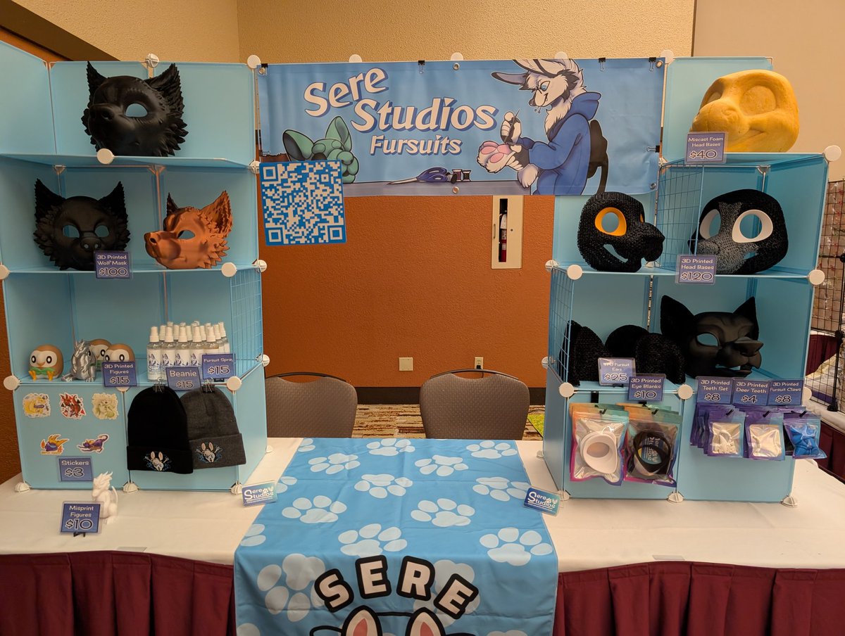 Set up for Day 2 at Aquatifur! I am running low on head bases. All miscast foam bases are gone now. Everything out front is what I have left 😅