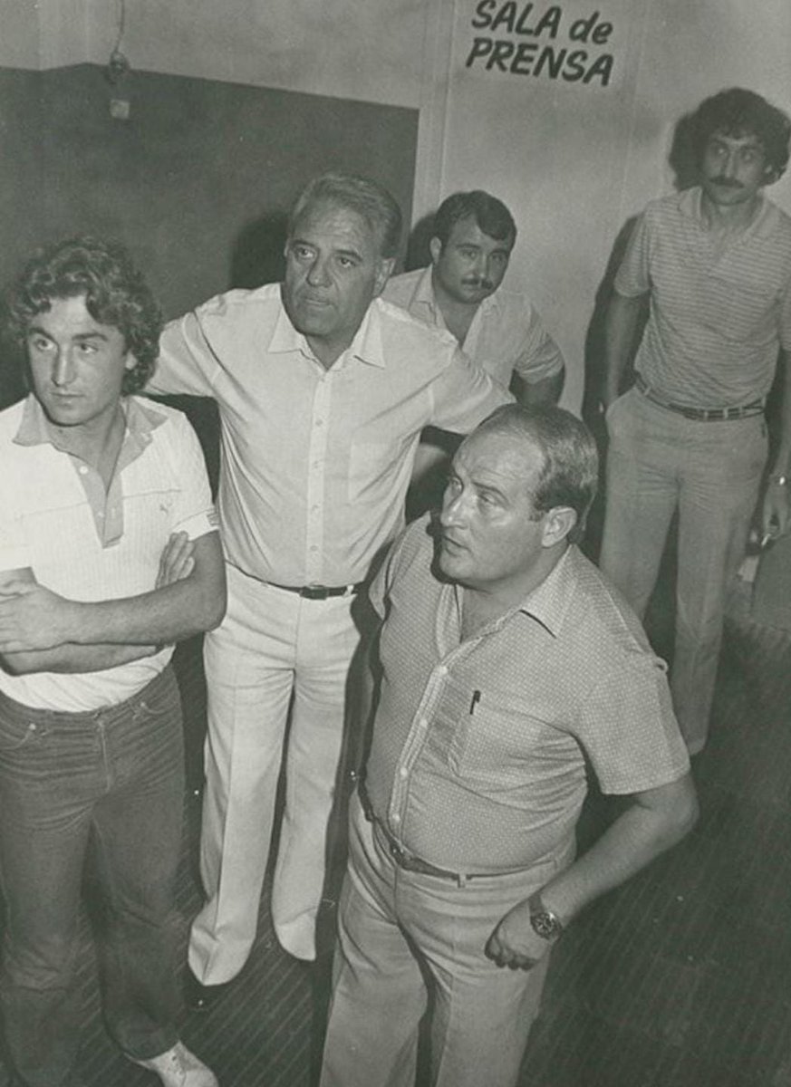 MateosPoch's tweet image. Dol també per la mort de Joan Gelada, que fou entrenador del juvenil del @GironaFC i 2on entrenador del 1er equip, amb Alfons Muñoz al club
Joan Gelada, a Montilivi, i amb la plantilla (1985)
Gelada, al fons de la foto, amb Alfons Muñoz, Jordi Geli, Luis Costa i Pepín Lara

ACS🕯️