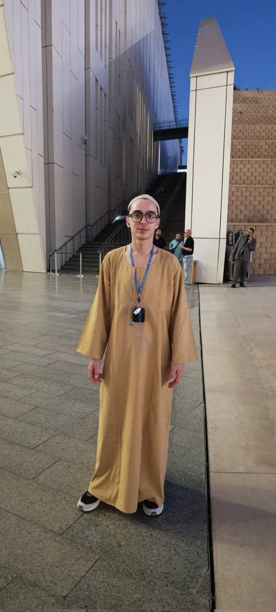 اجنبي بالجلابيه في المتحف اتمنى تعجب كده