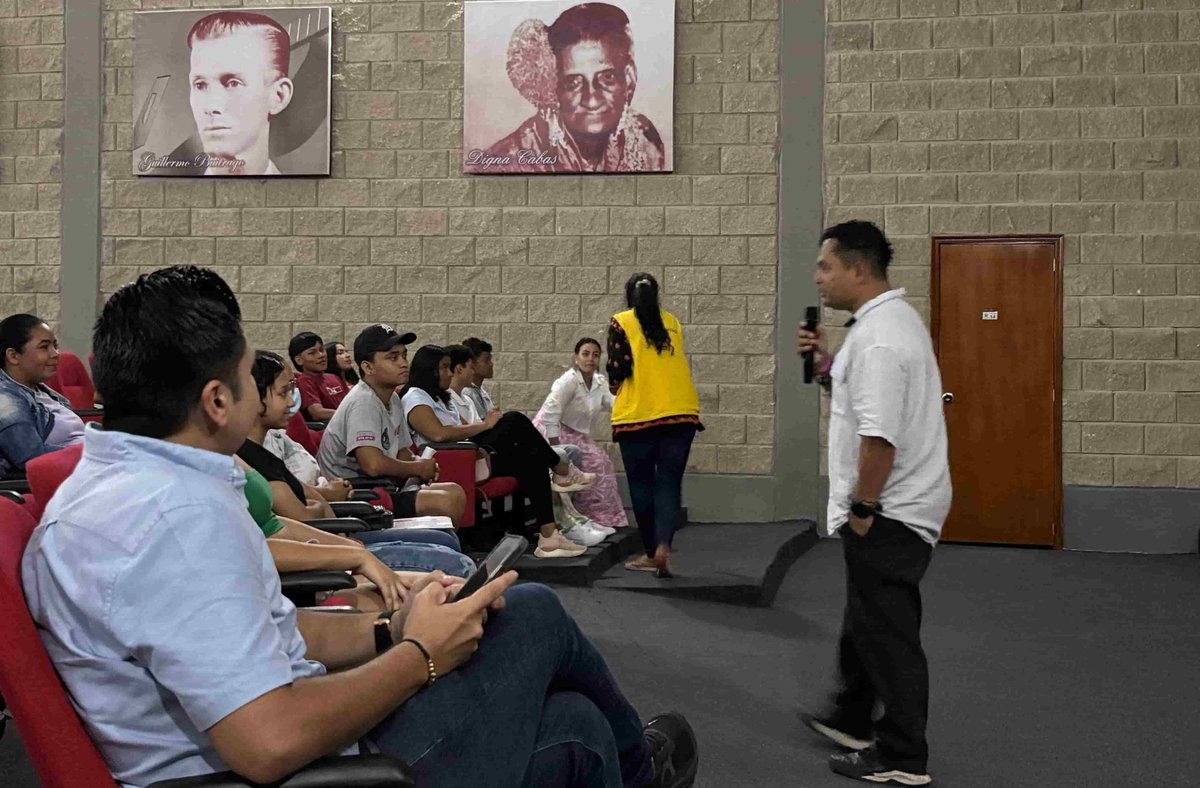 ProsperidadCol's tweet photo. 📚Presentamos la nueva estrategia #TrayectoriasdeVida de #RentaJoven , en Santa Marta y Ciénaga, a participantes del programa y comunidad estudiantil, con la que buscamos promover la economía popular y el poder comunitario. 👉🏽https://t.co/Cyt9Y1A3hk https://t.co/xjPI1PZtQL