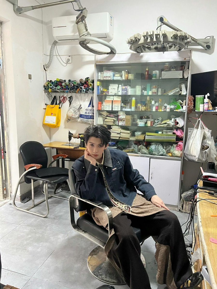 [251108] 林墨的墨工作室 Update!

รูปภาพ: ขณะรอภาพถ่ายรวม มาติดตามการเคลื่อนไหวของหลินโม่ เพื่อสัมผัสบรรยากาศและวัฒนธรรมท้องถิ่นกันก่อนดีกว่า

-1-
 
🔗 weibo.com/7163305228/523…

#หลินโม่ #林墨 #LINMO