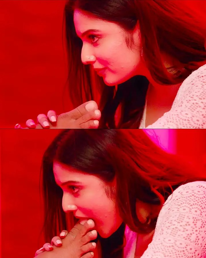 GF : un kaala kodura

Me : 😬 Ennadi panra

GF : unaku en soothu nakka koduthen la.. idhaiyum kandukidatha... Enaku feet Fetish 🥵

Me : ahhhh... Wait (en feet la echi thuppuren) ipo sappudi..

GF : 🥵 Mouth fuckk panriya da

Me : mallakka paduthu aah kaatu 😘🥵 chawkk chawkk💦👅