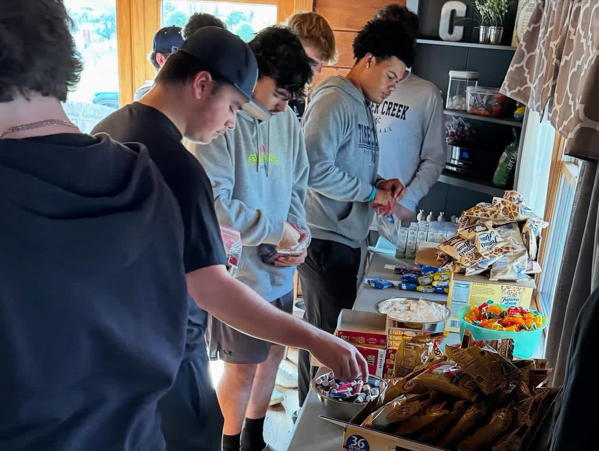 TCreekSports's tweet image. Big thanks to our @TCreekBaseball for stepping up and assembling Chemo Care bags for local cancer patients ⚾️💙 Hope they bring a smile to patients through an otherwise difficult time!

So proud of these guys and thankful to my boosters!
#ChargerPride @theunforgottenhaven